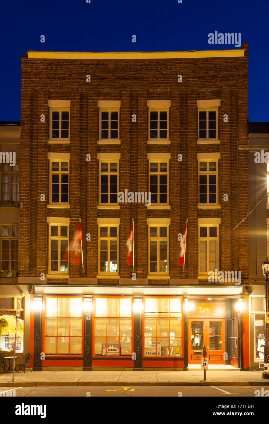 Un bâtiment historique Sur Walton Street dans le centre-ville de Port Hope au crépuscule. L'Ontario, Canada. Banque D'Images