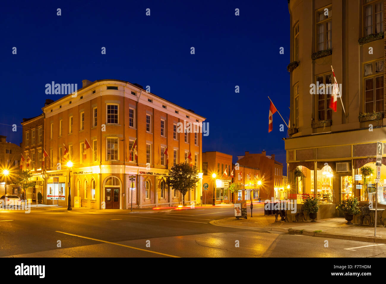Coin des rues Queen et Walton au centre-ville de Port Hope au crépuscule. L'Ontario, Canada. Banque D'Images