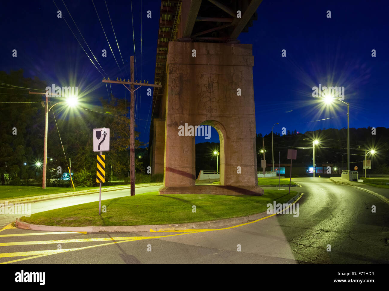 Sous un pont de chemin de fer dans la nuit. Port Hope, en Ontario, Canada. Banque D'Images