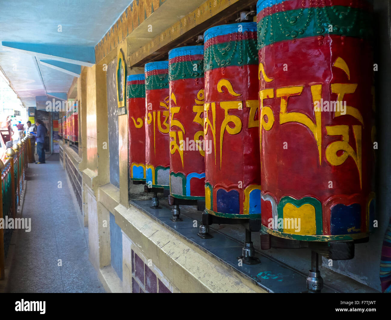 Roues de prière au temple à Dharamsala, Inde Banque D'Images