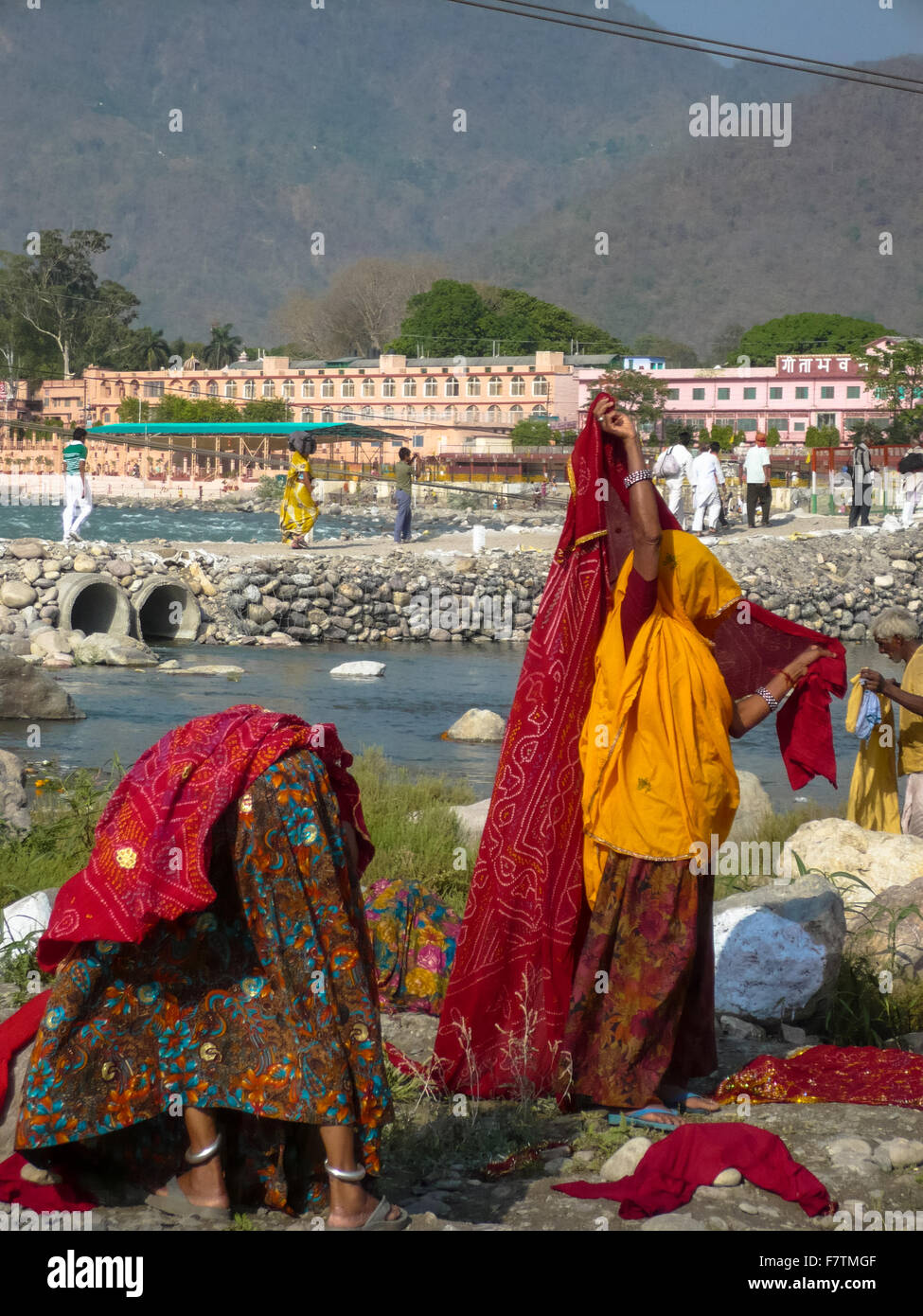 Les femmes lavent les vêtements en sainte gange à Rishikesh Banque D'Images