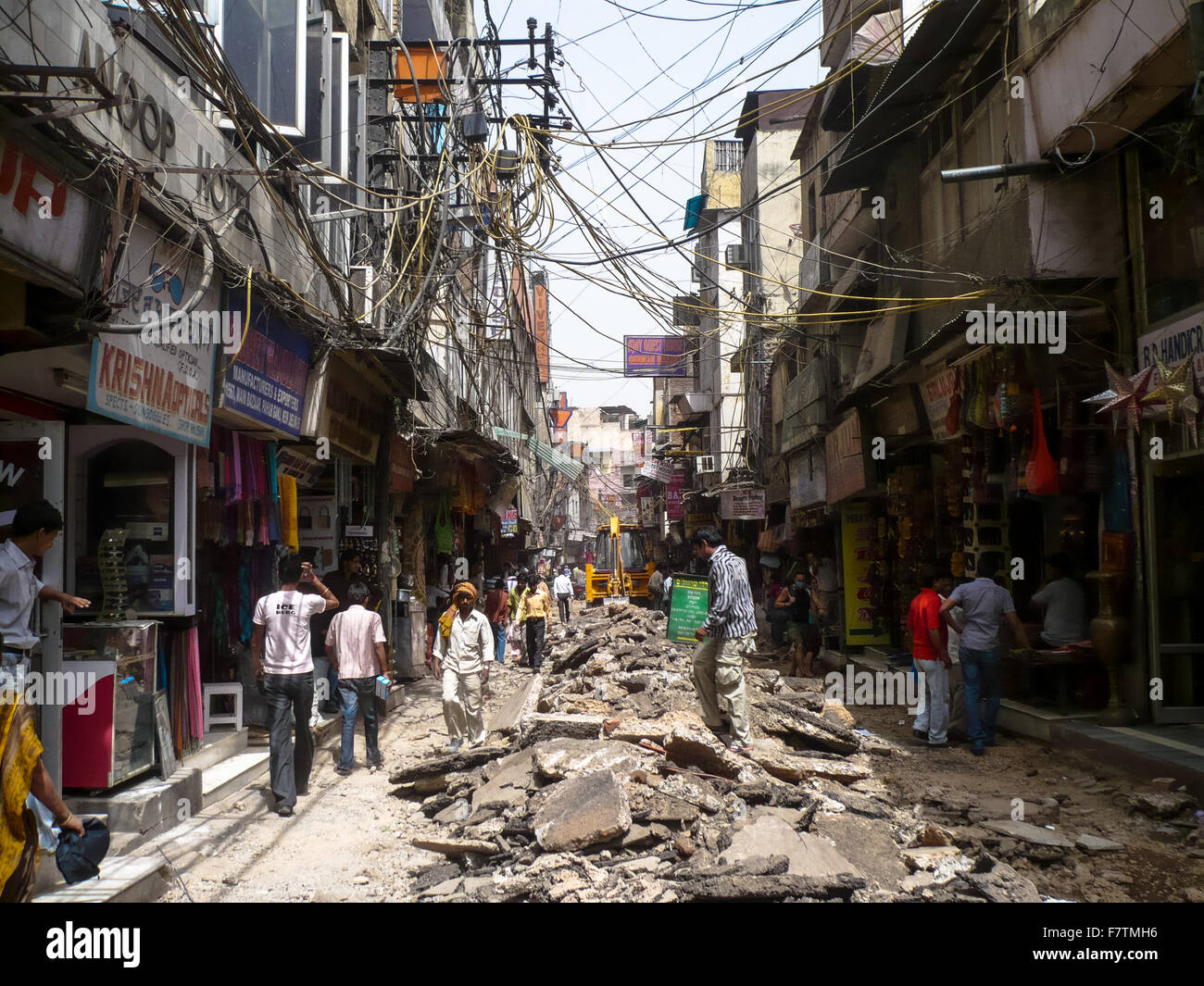 Broken street dans le centre-ville de Delhi Inde Banque D'Images