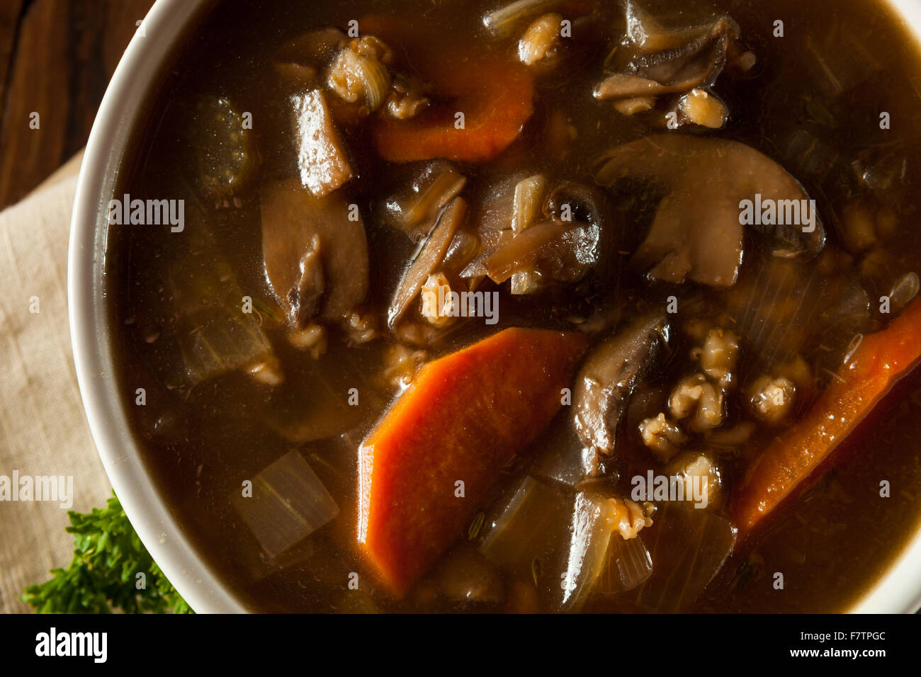 Soupe à l'orge de champignons maison prêt à manger Banque D'Images