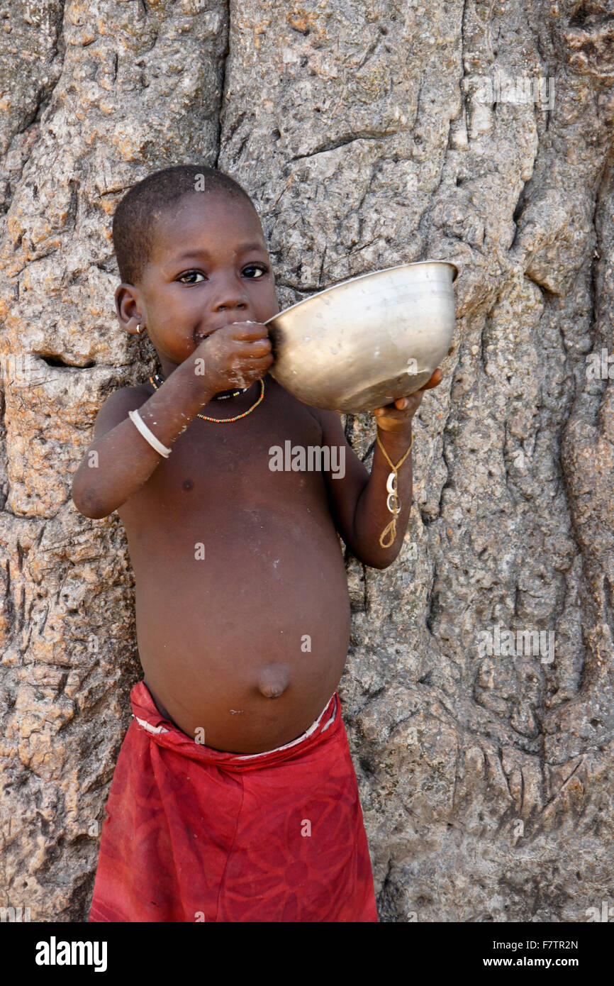 Enfant Tamberma manger du gruau, Koutammakou, 'pays des Batammariba,' au Togo Banque D'Images