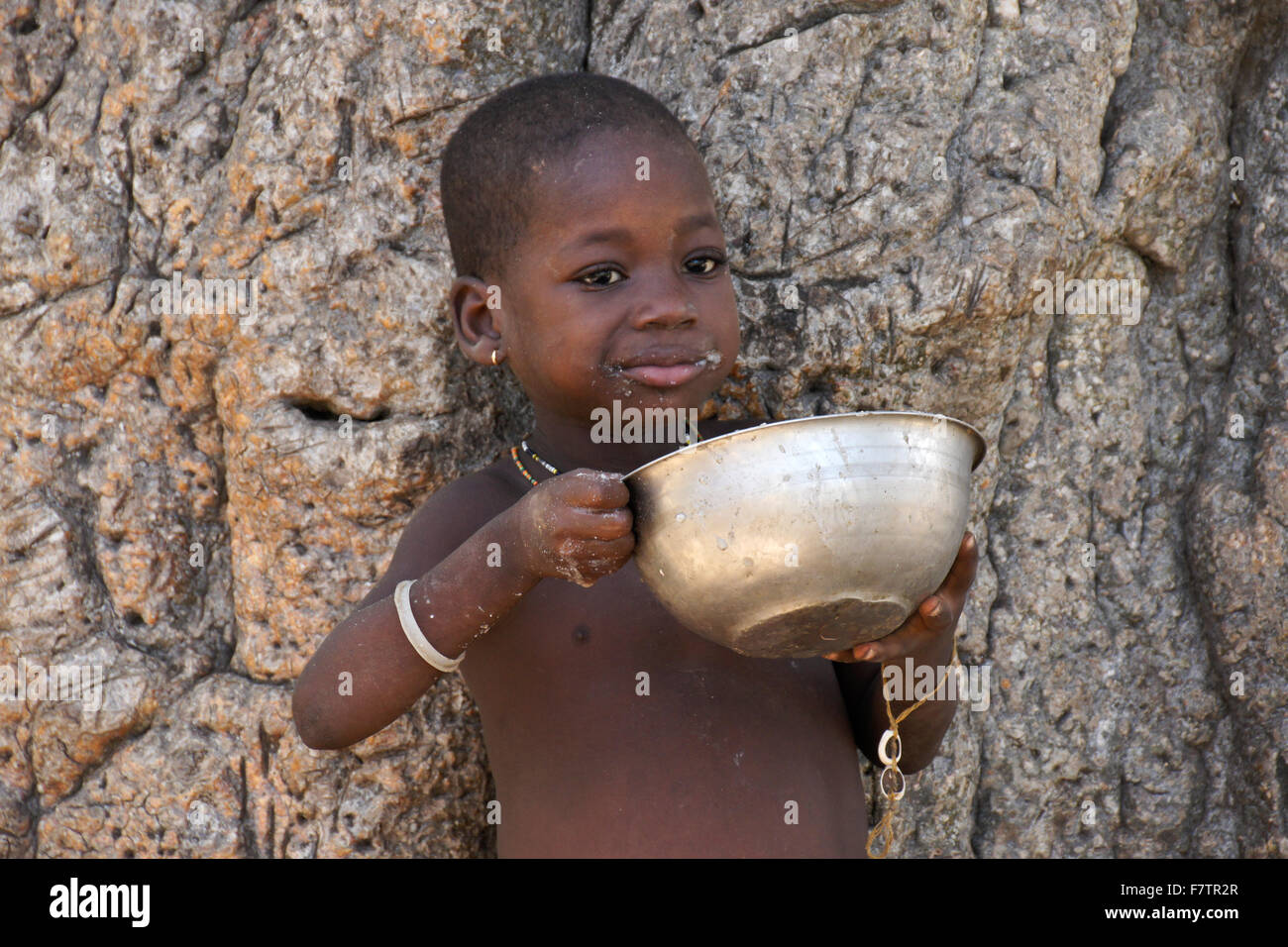 Enfant Tamberma manger du gruau, Koutammakou, 'pays des Batammariba,' au Togo Banque D'Images