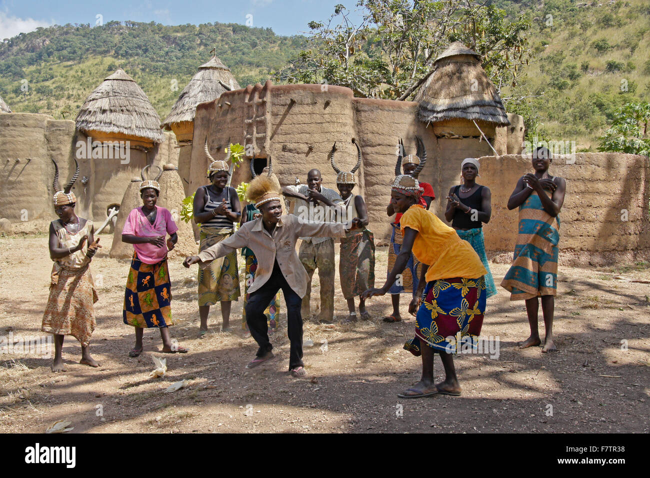 Maisons Takienta (tour) et danseurs Tamberma, Koutammakou, 'pays des Batammariba,' au Togo Banque D'Images