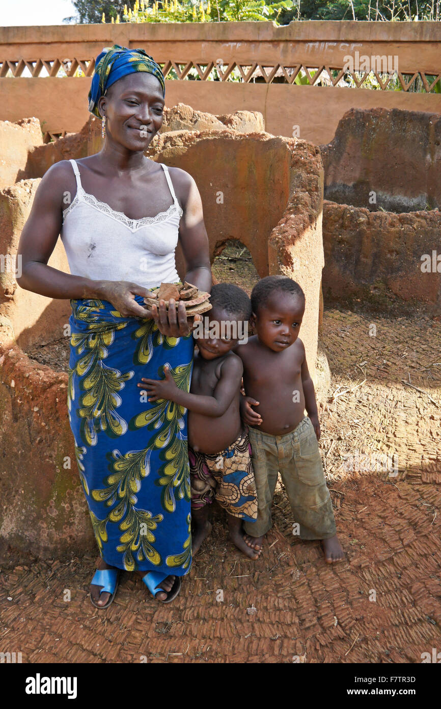 La femme et les enfants tribaux Kabye, Togo Banque D'Images