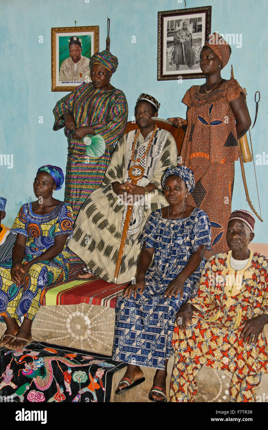 Kokomba chef de tribu, d'épouses, et les anciens du village, Bandjeli, Togo Banque D'Images