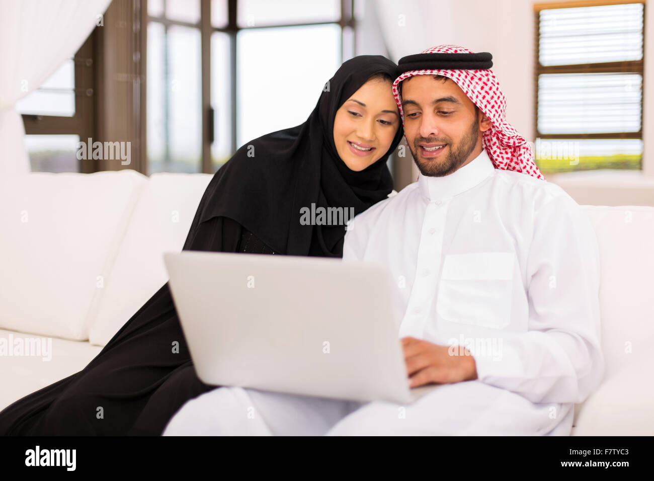 Couple arabe à la maison Couple arabe à la maison