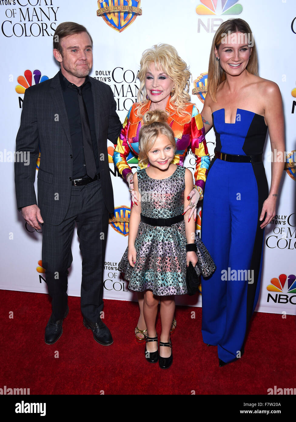 Hollywood, Californie, USA. 2 Décembre, 2015. Rick Schroder, Dolly Parton, Alyvia Lind & Jennifer Nettles arrive pour la première du film Dolly Parton's 'couche de nombreuses couleurs' Hollywood Premiere à l'Egyptian theatre. Credit : Lisa O'Connor/ZUMA/Alamy Fil Live News Banque D'Images