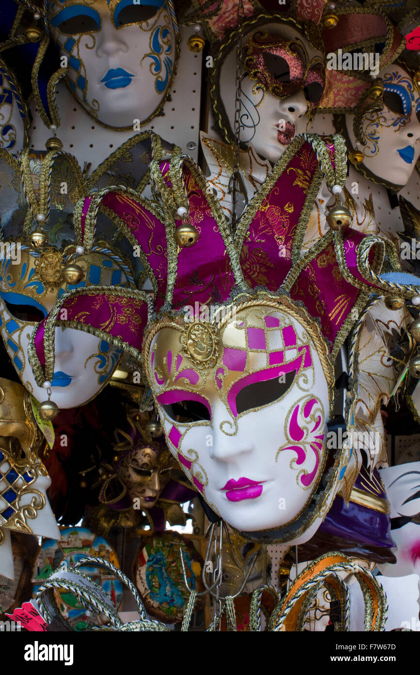 Les masques de carnaval vénitien typique dans un marché dans la région Veneto de l'Italie Banque D'Images