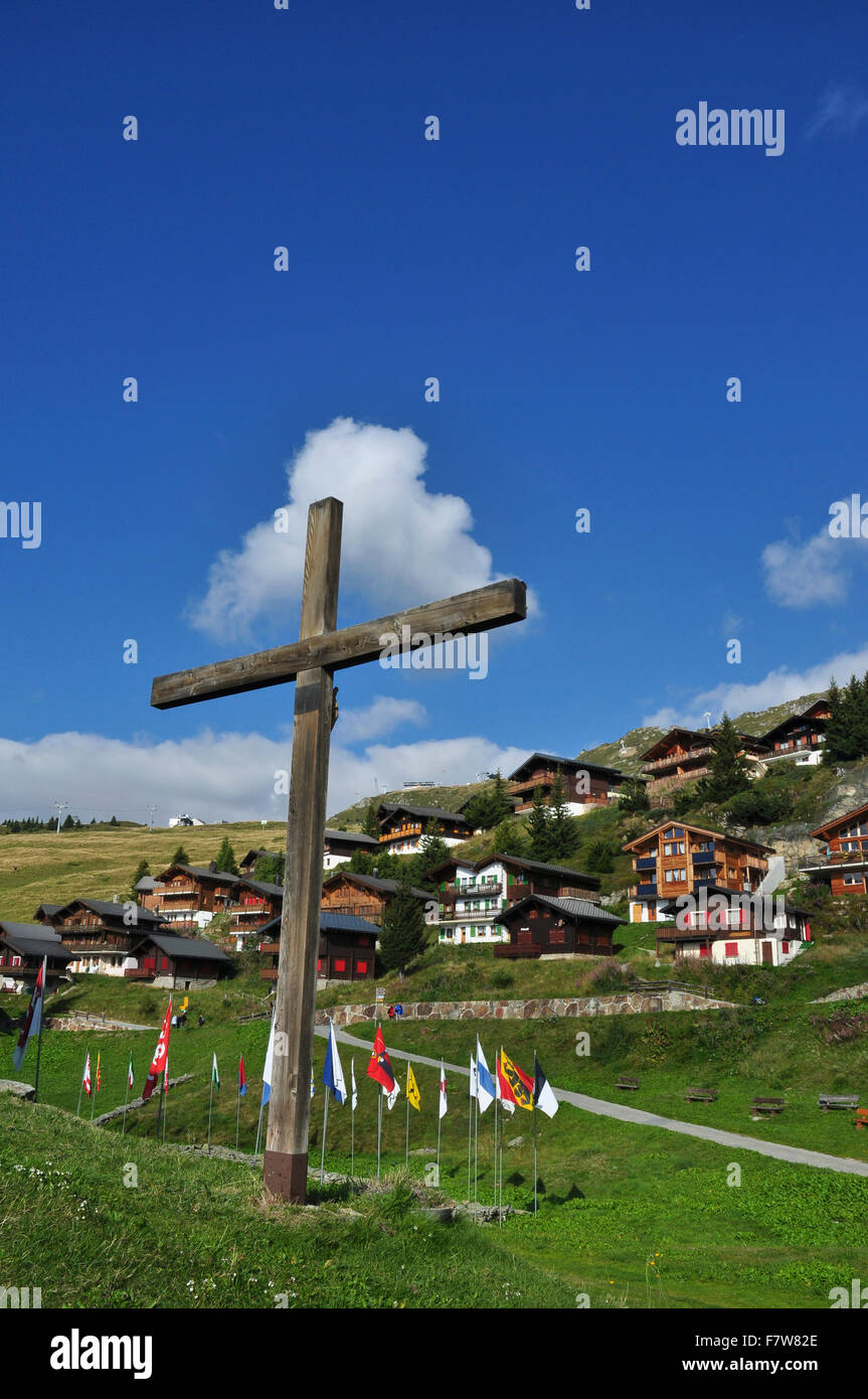 Croix de bois et chalets, Bettmeralp, Valais, Suisse Banque D'Images