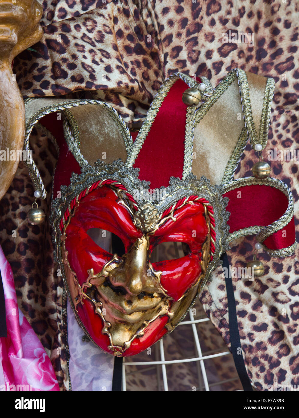 Les masques de carnaval vénitien typique dans un marché dans la région Veneto de l'Italie Banque D'Images