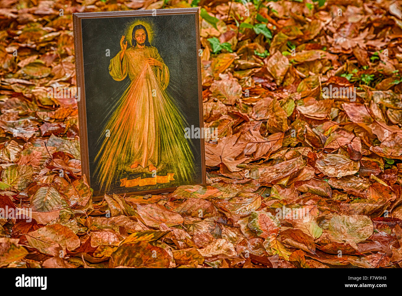 Une icône avec l'image de Jésus Miséricordieux s'appuyant sur un vieux mur : le ruban sur le bas est vide Banque D'Images