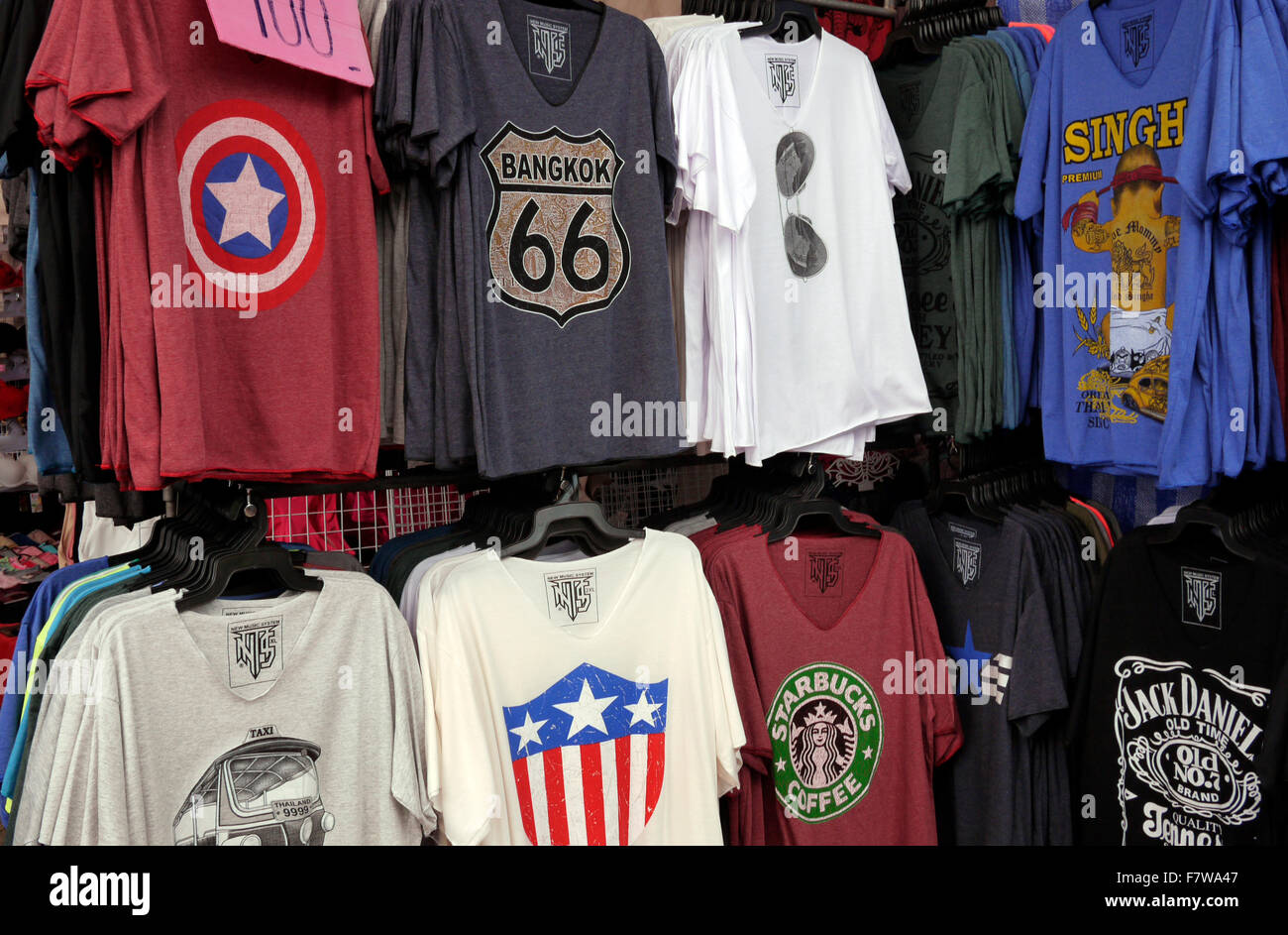 T Shirts en vente sur un étal de marché à Pattaya en Thaïlande Banque D'Images