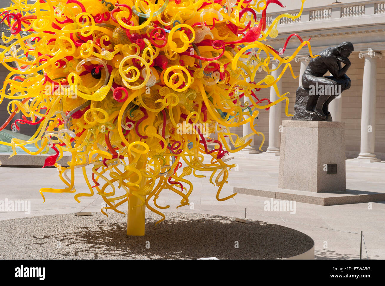 États-unis, Californie, San Francisco, Palais de la Légion d'honneur, "Le Penseur" de Rodin, et verre par Dale Chihuly. Banque D'Images