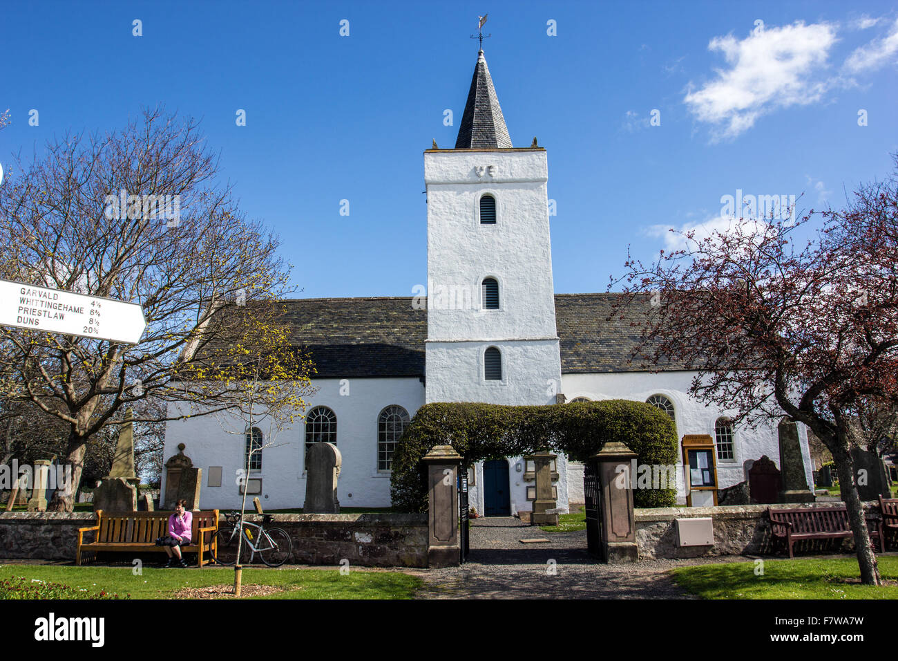 Gifford village white clocher d'église avec personne assise sur un banc Banque D'Images