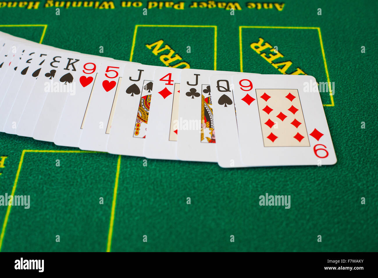 Cartes françaises pour le Texas hold'em sur une table de poker de casino Jeu de hasard risque de pari Banque D'Images