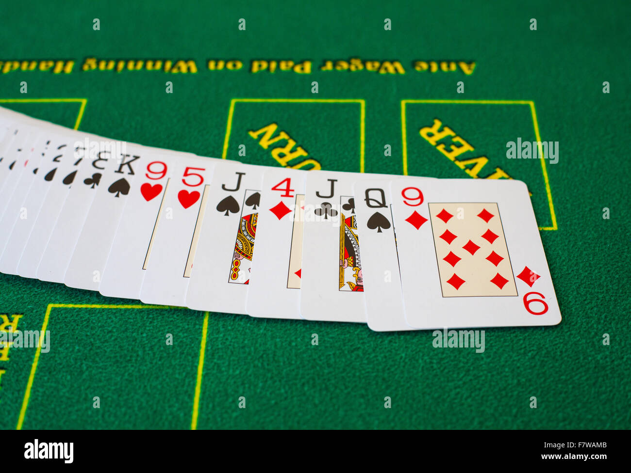Cartes françaises pour le Texas hold'em sur une table de poker de casino Jeu de hasard risque de pari Banque D'Images