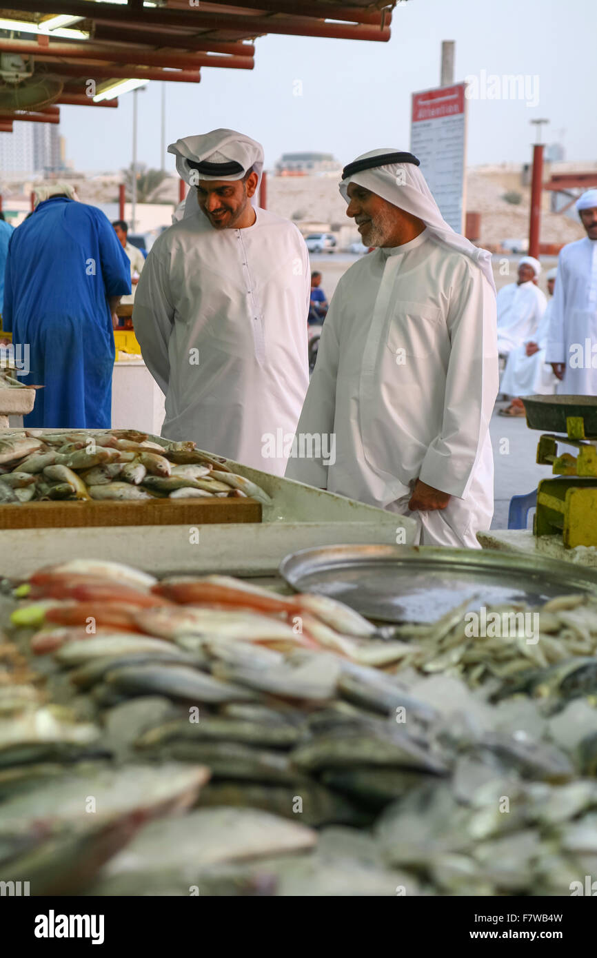 Les gens au stand dans le marché aux poissons, Sharjah, Emirats Arabes Unis Banque D'Images