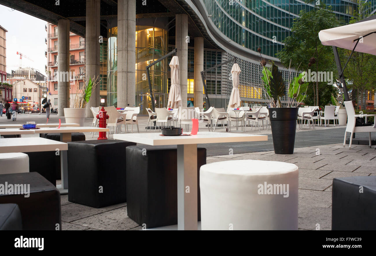 Peu de tables et chaises dans un pub en plein air Banque D'Images