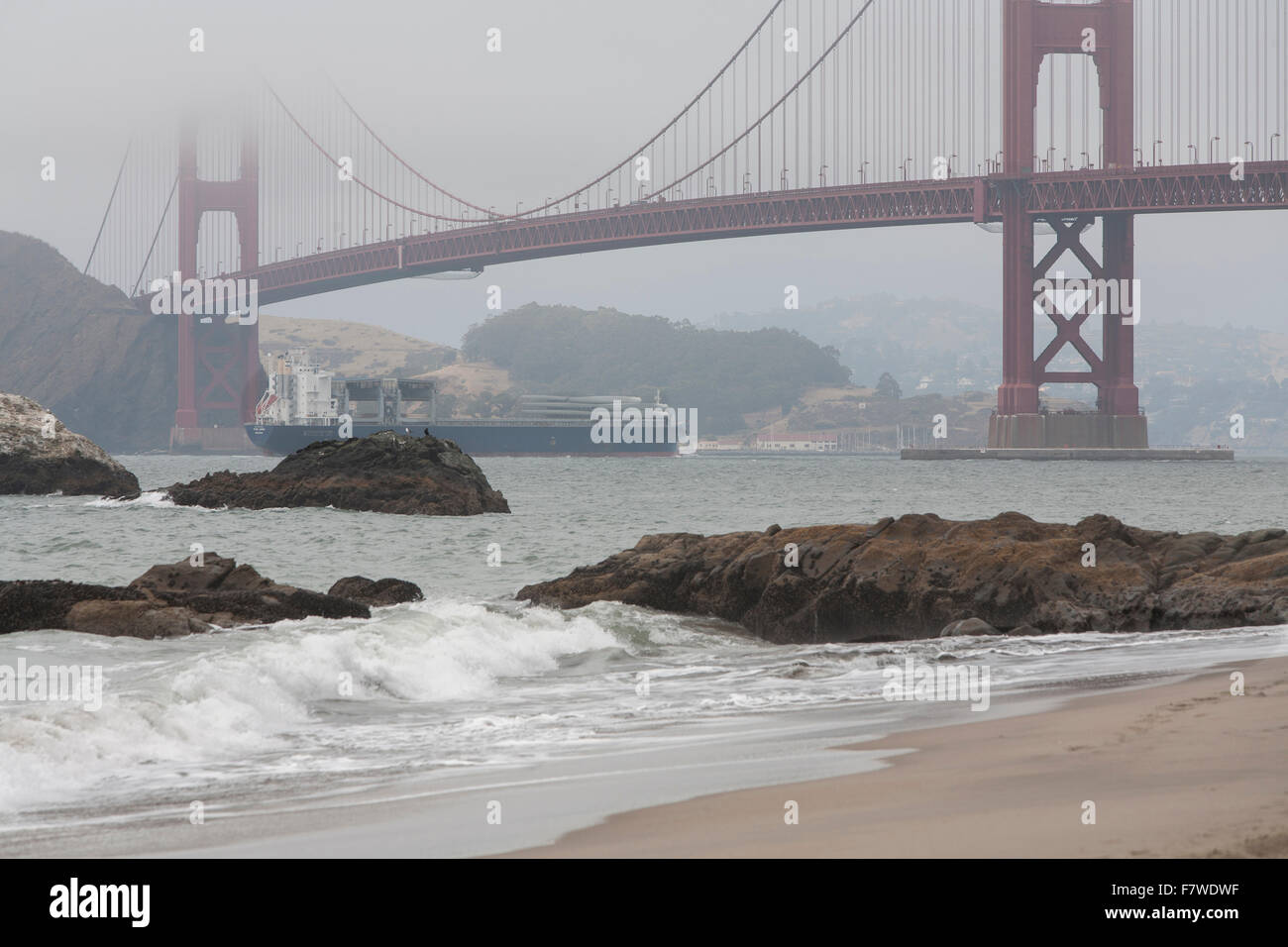 États-unis, Californie, San Francisco, navire passant sous le Golden Gate Bridge Banque D'Images