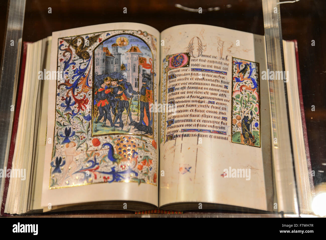 Dans le livre saint de l'Iglesia de Santa Maria la Mayor, Ronda, Espagne Banque D'Images