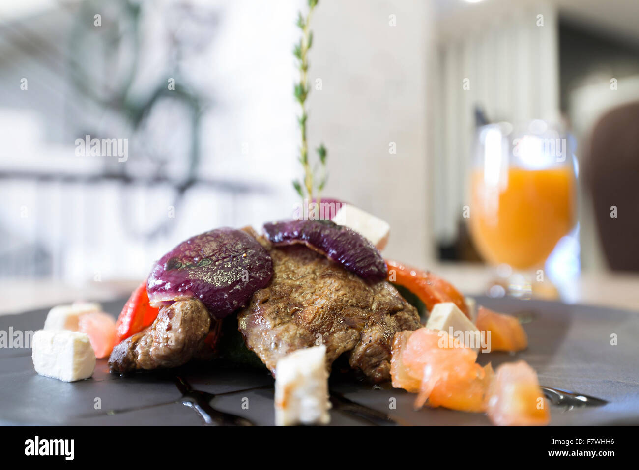 Viande avec légumes et fromage en restaurant Banque D'Images