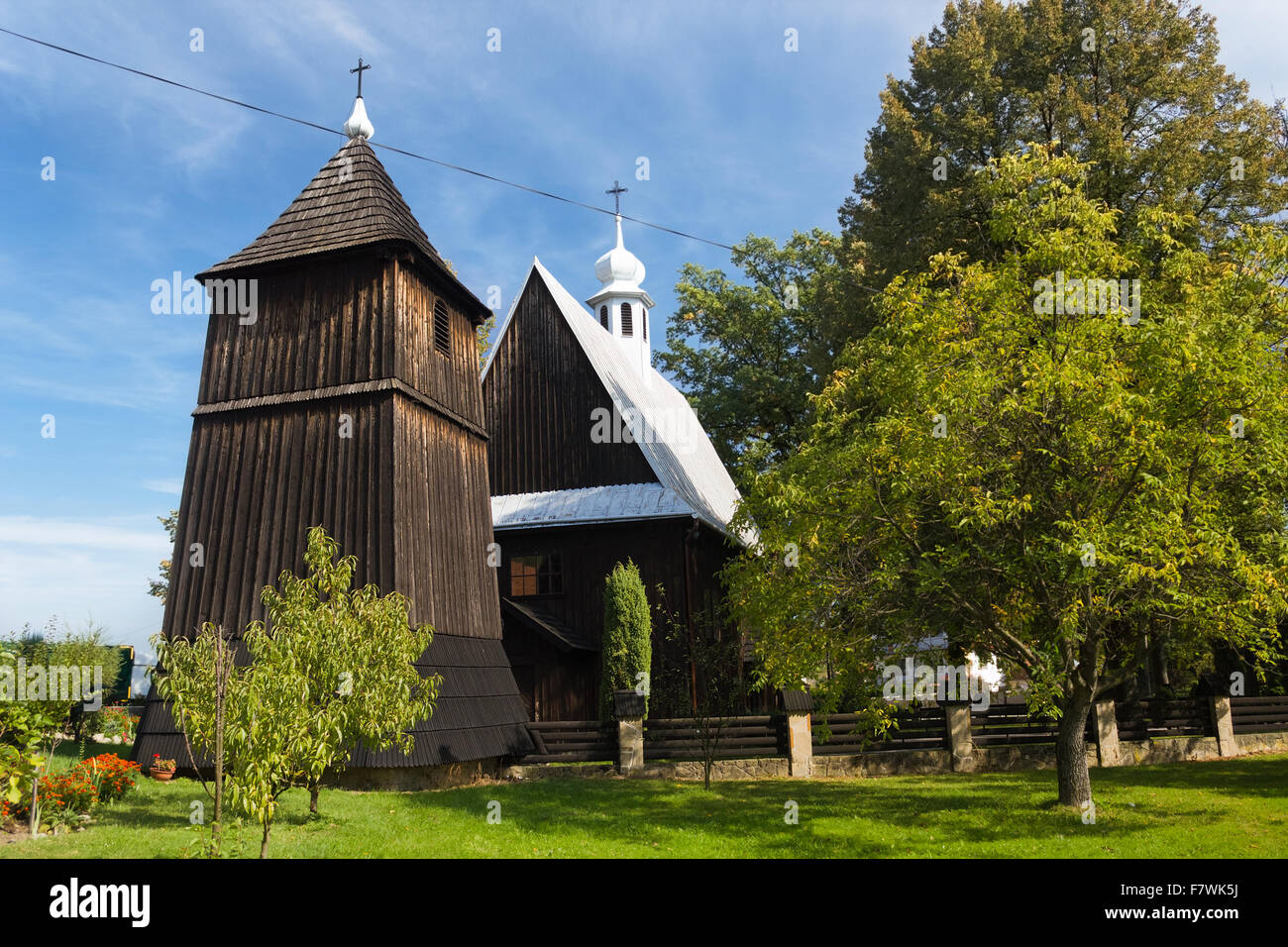 Cité médiévale de l'église en bois du xvie siècle. Église de Saint-nicolas dans l'Moszczenica Stary Sacz, Nizna. La Pologne. Banque D'Images