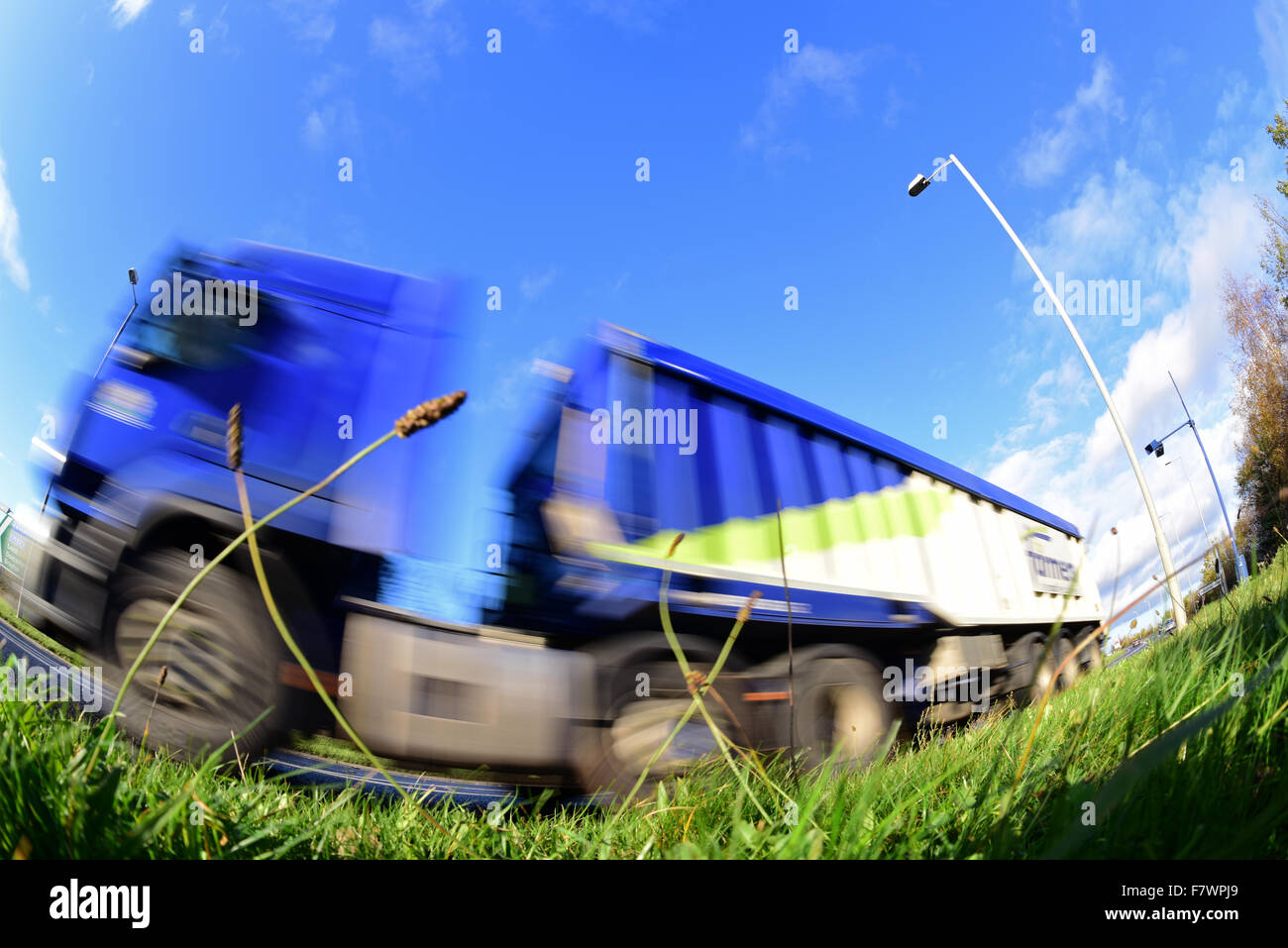 Low angle de lorry voyageant le long de la route à chaussée unique près de Selby Yorkshire UK Banque D'Images