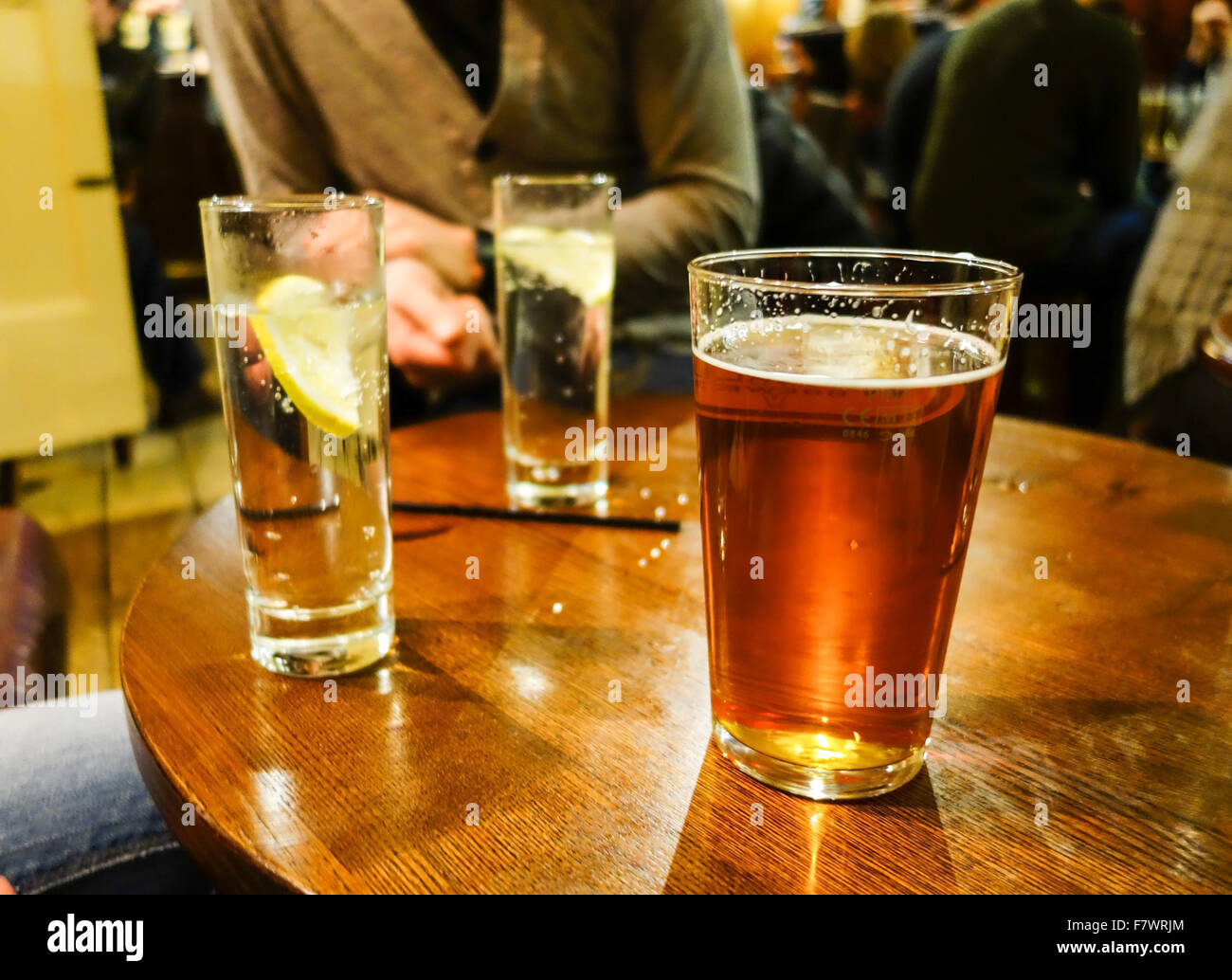 Une pinte de bière et 2 boissons sans alcool sur une table de pub Banque D'Images