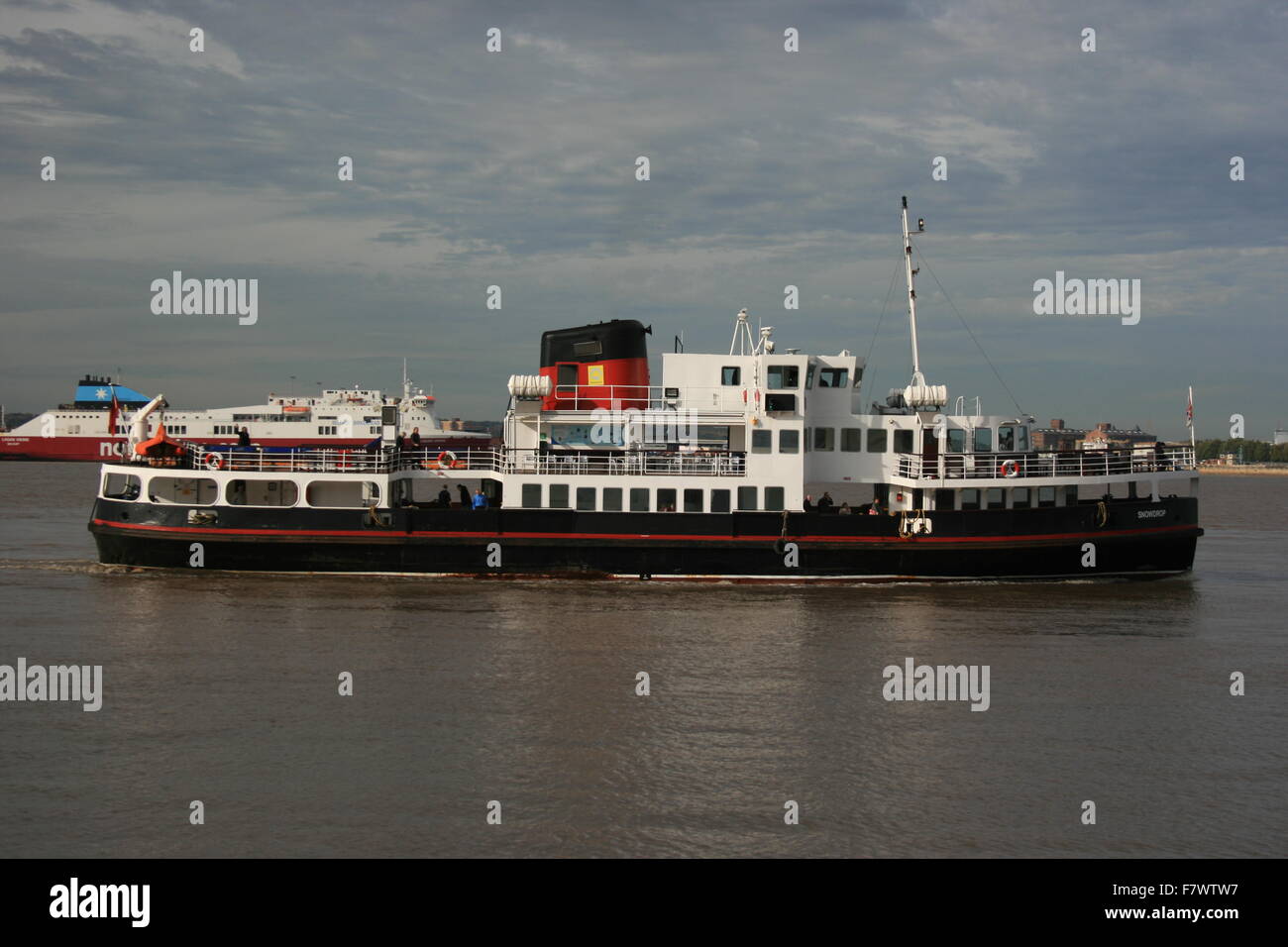 Ferry Mersey Snowdrop approchant Pier Head Banque D'Images