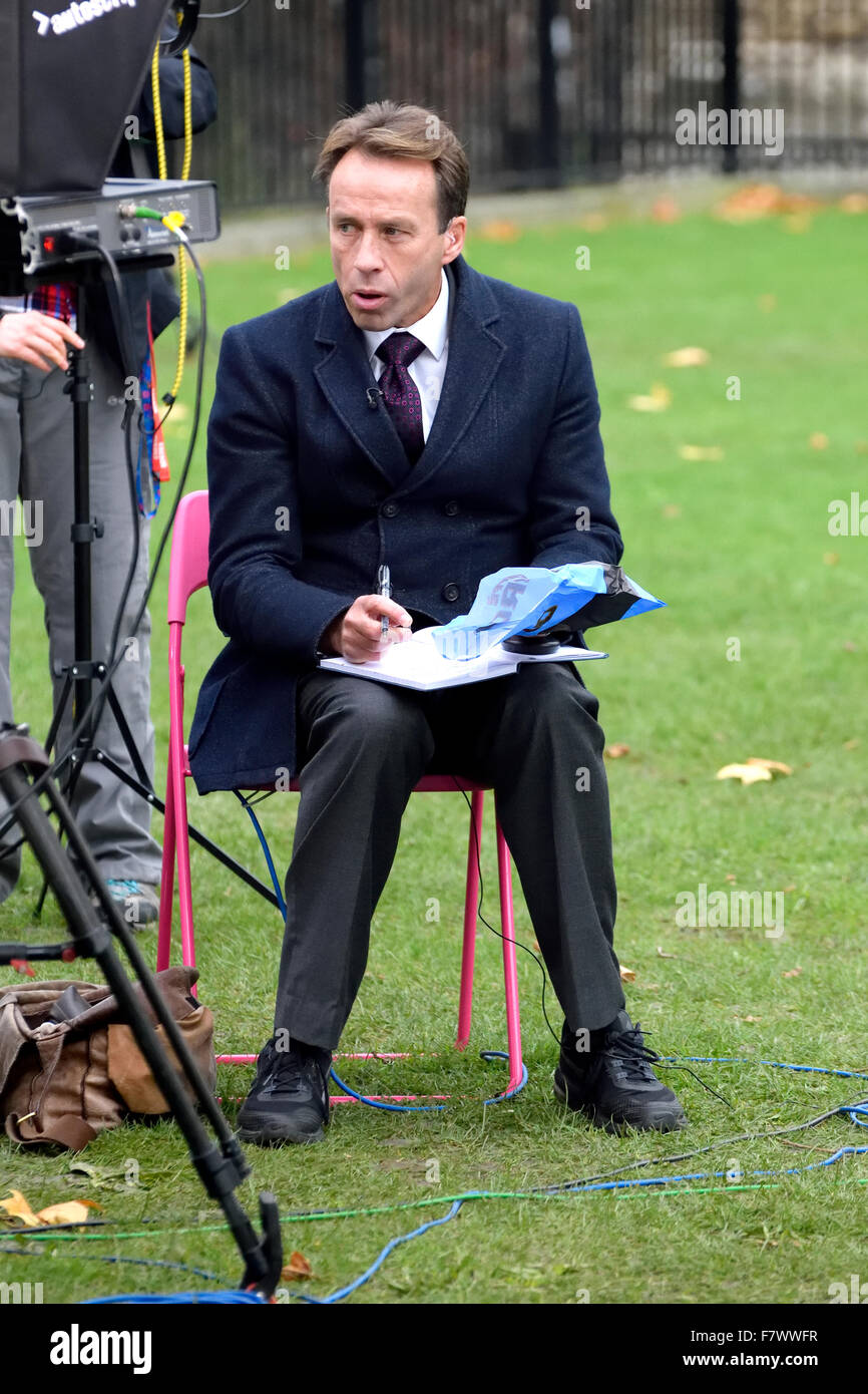 Ben Brown - journaliste et présentateur de la BBC - sur College Green comme le parlement de Westminster, la Syrie attentat débat 2 Décembre 2015 Banque D'Images