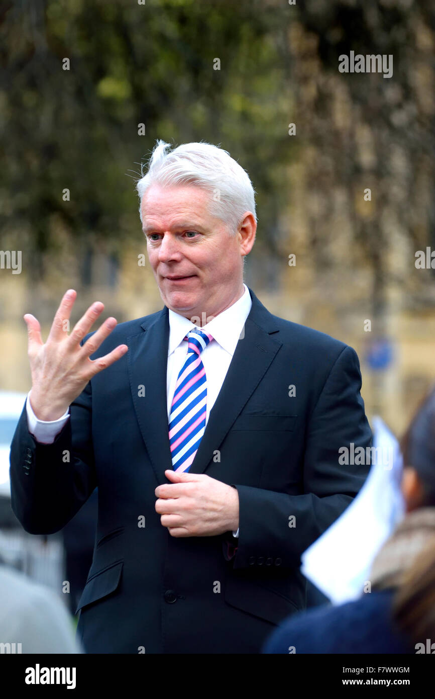 Clive Mason, présentateur de télévision britannique, sourds utilisant la langue des signes à la caméra dans une émission en dehors de Londres, 2015 Banque D'Images