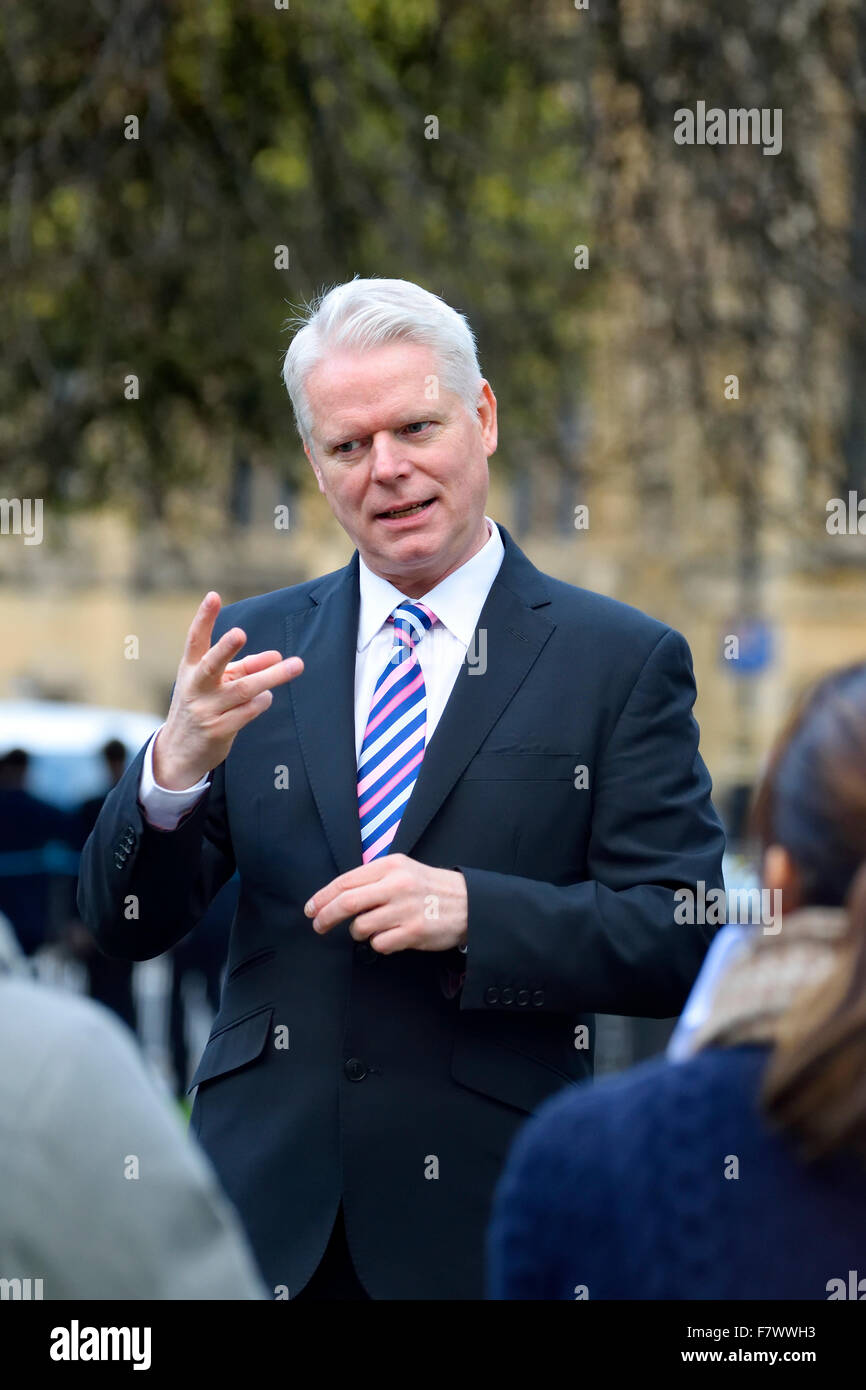 Clive Mason, présentateur de télévision britannique, sourds utilisant la langue des signes à la caméra dans une émission en dehors de Londres, 2015 Banque D'Images