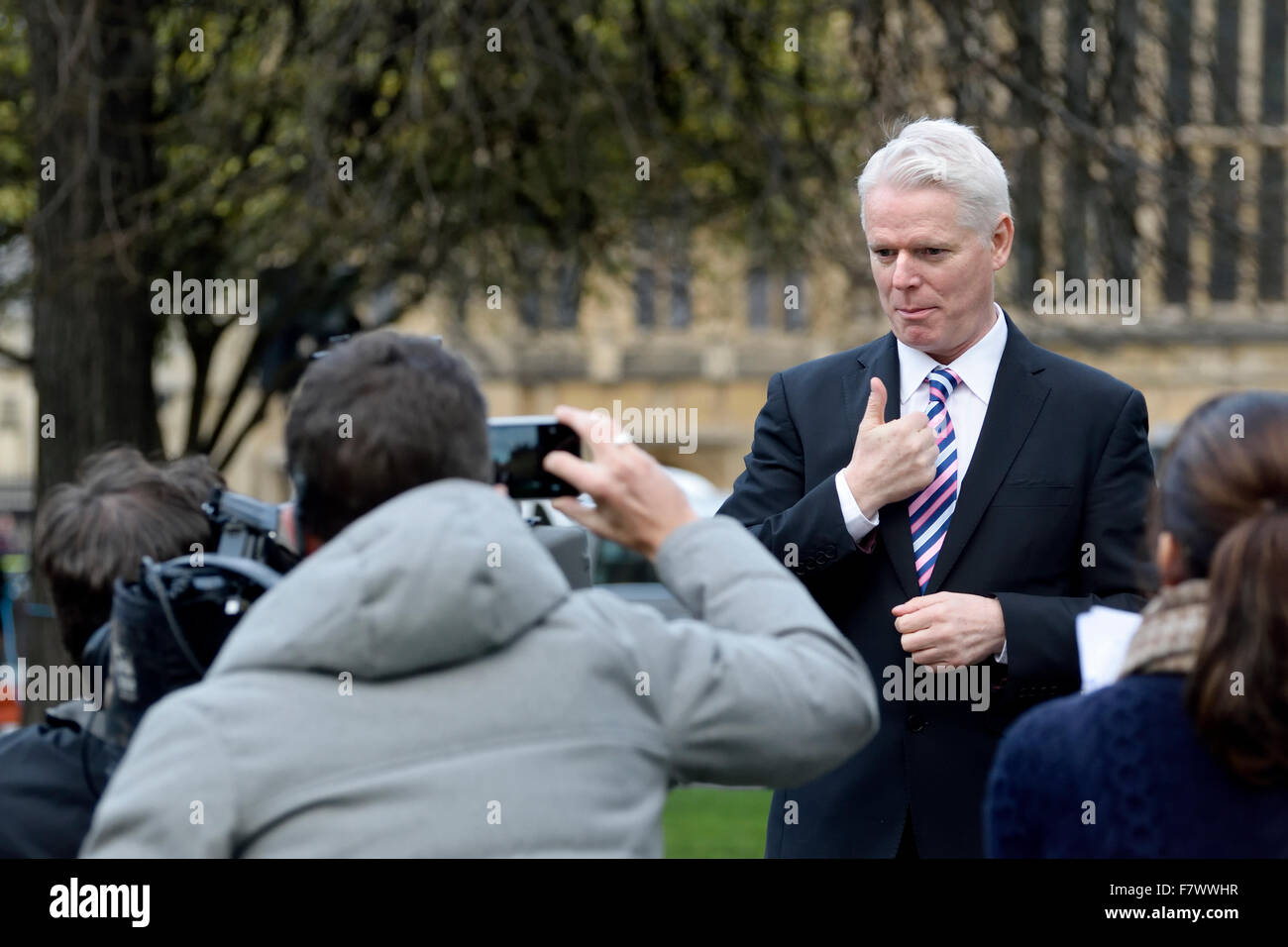 Clive Mason, présentateur de télévision britannique, sourds utilisant la langue des signes à la caméra dans une émission en dehors de Londres, 2015 Banque D'Images