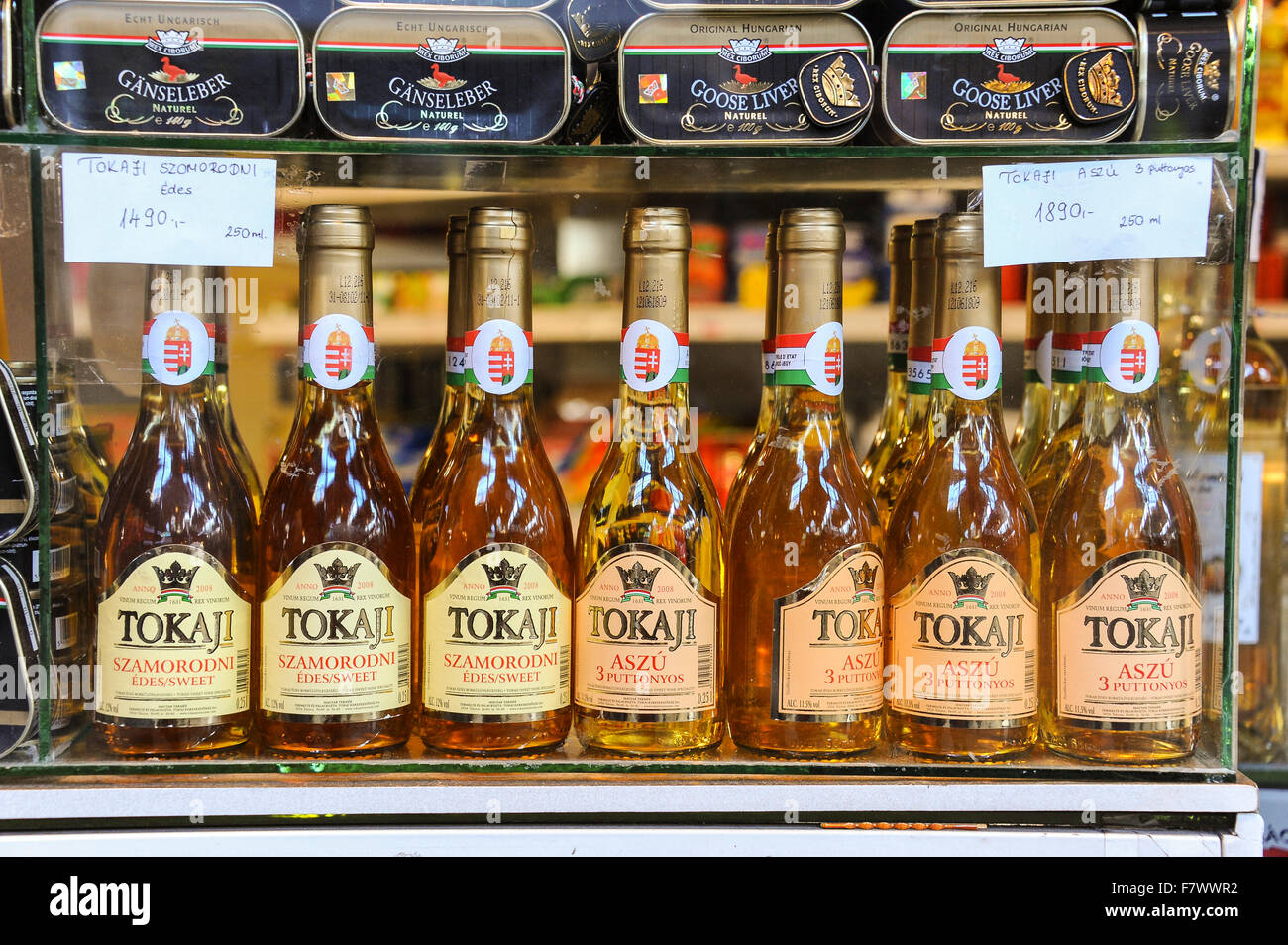 Le vin de Tokaj dans Cabinet de verre, Budapest, Hongrie Banque D'Images