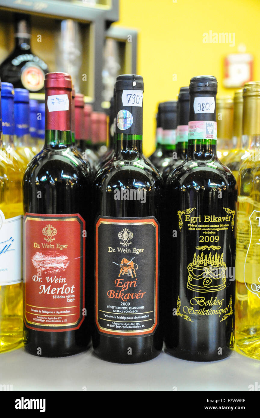 Egri Bikavér Vin rouge vendu au détail dans la boutique, Budapest, Hongrie Banque D'Images