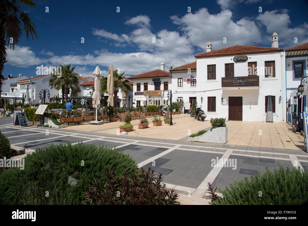 Street View de cafés et restaurants sur la Barbade Cd dans le centre de Marmaris centre ville sur le port de plaisance face Banque D'Images