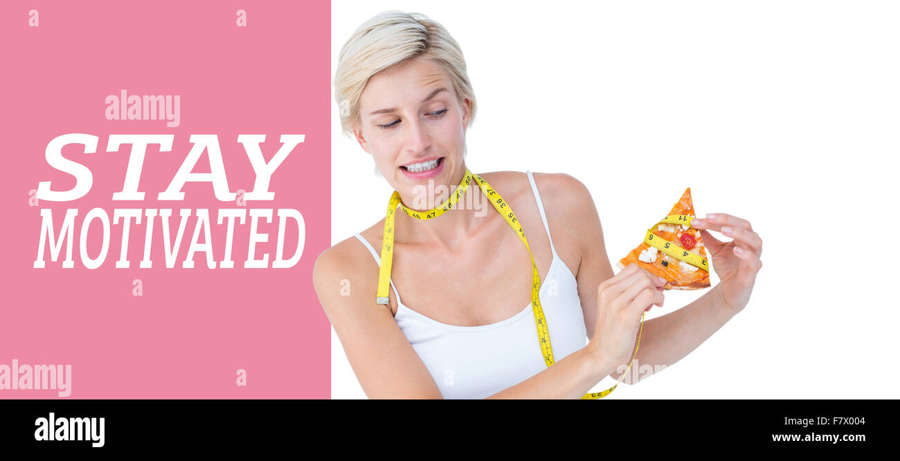 Image composite de jolie blonde choisir entre manger une pizza ou pas Banque D'Images