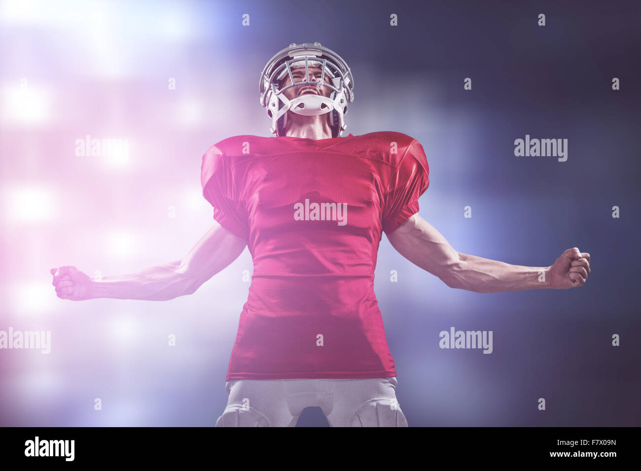 Image composite de joueur de football américain agressif en maillot rouge hurlant Banque D'Images