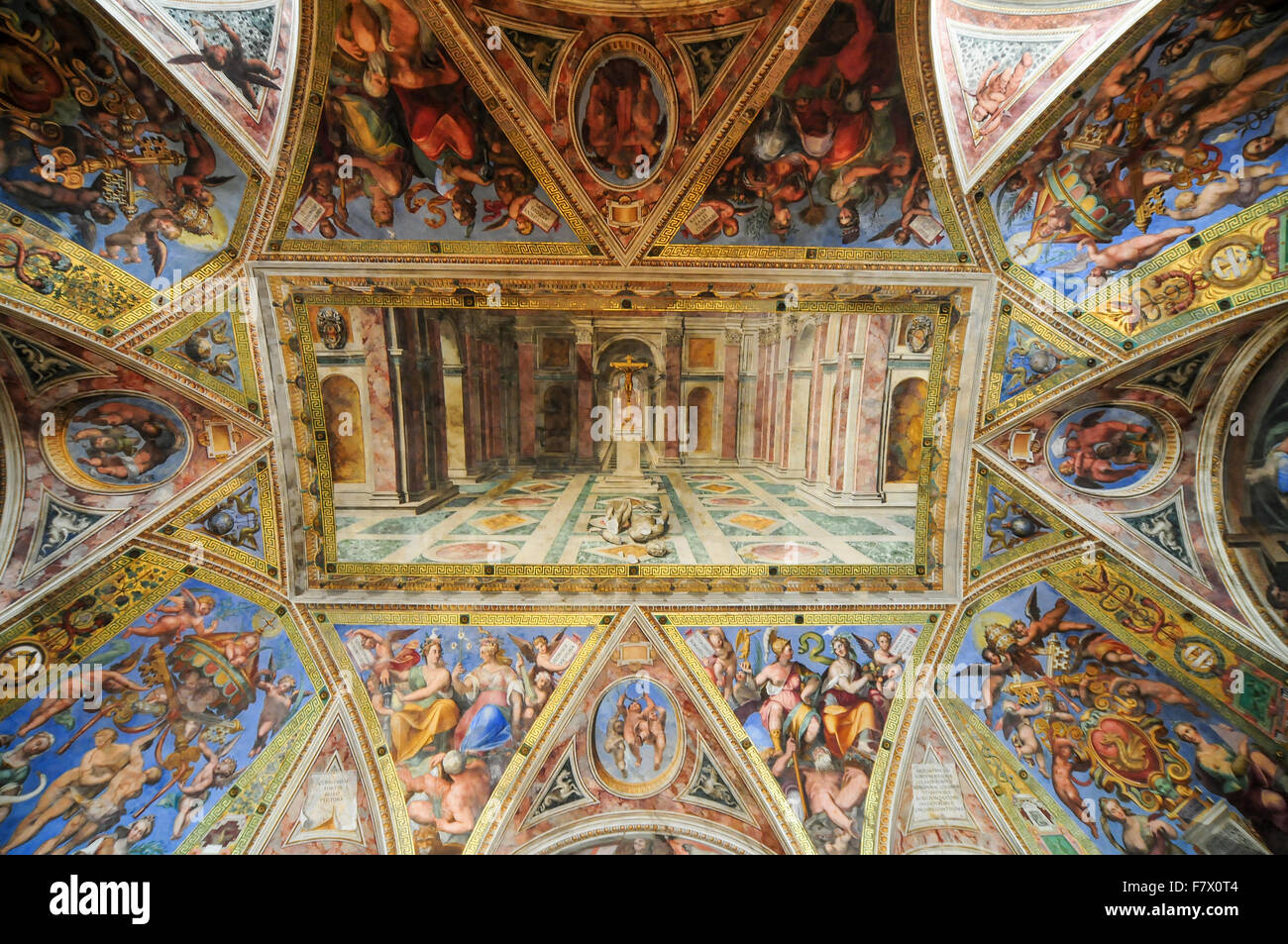 Fresque au plafond de Constantin située sur les Musées du Vatican, Vatican Banque D'Images Fresque au plafond de Constantin située sur les Musées du Vatican, Vatican Banque D'Images