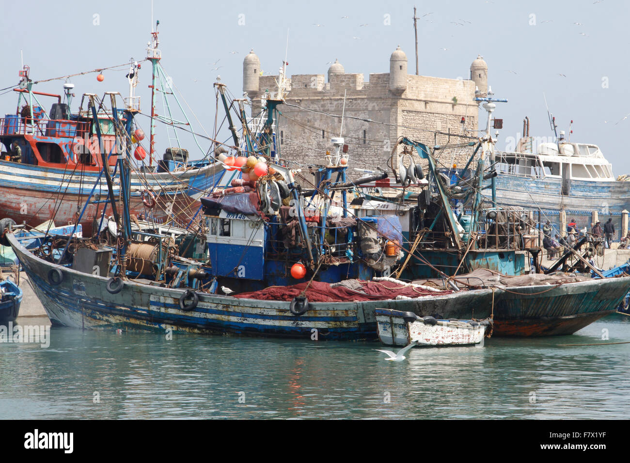 Bateau de pêche amarré dans le port d'Essaouira au sud du Maroc avec la Skala du port à l'arrière-plan Banque D'Images