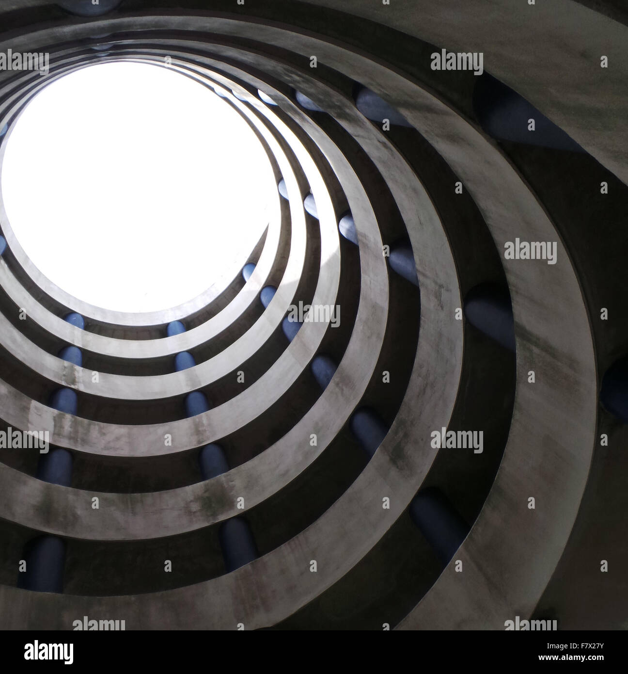 Low angle view of spirale de plusieurs étages de parking, Amsterdam, Pays-Bas Banque D'Images