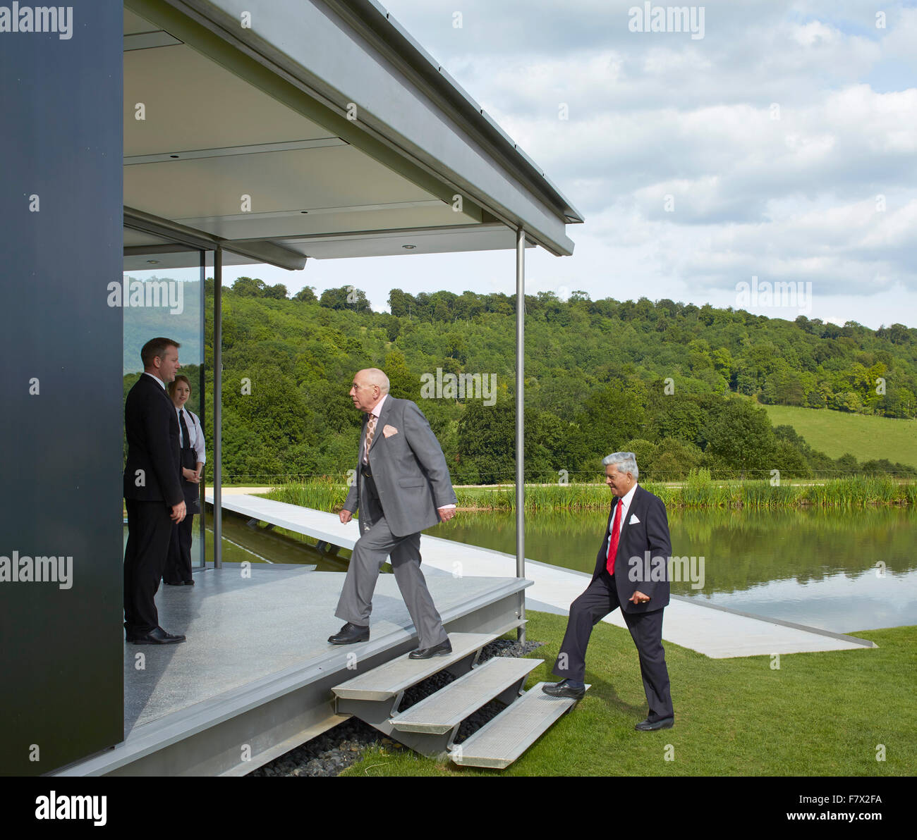 Pavillon de verre avec les visiteurs arrivant et passerelle au-delà. Pavillon de l'île et la passerelle, High Wycombe, Royaume-Uni. Archi Banque D'Images