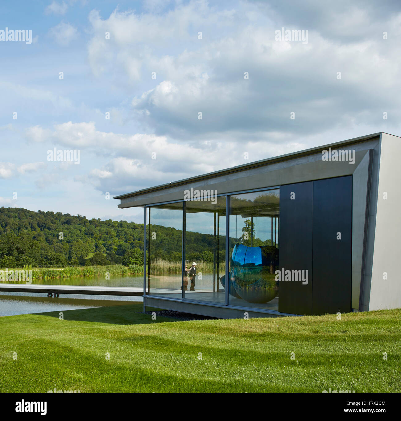 L'altitude du lac avec passerelle, pavillon de verre et la sculpture de Jeff Koons. Pavillon de l'île et la passerelle, High Wycombe, United Banque D'Images