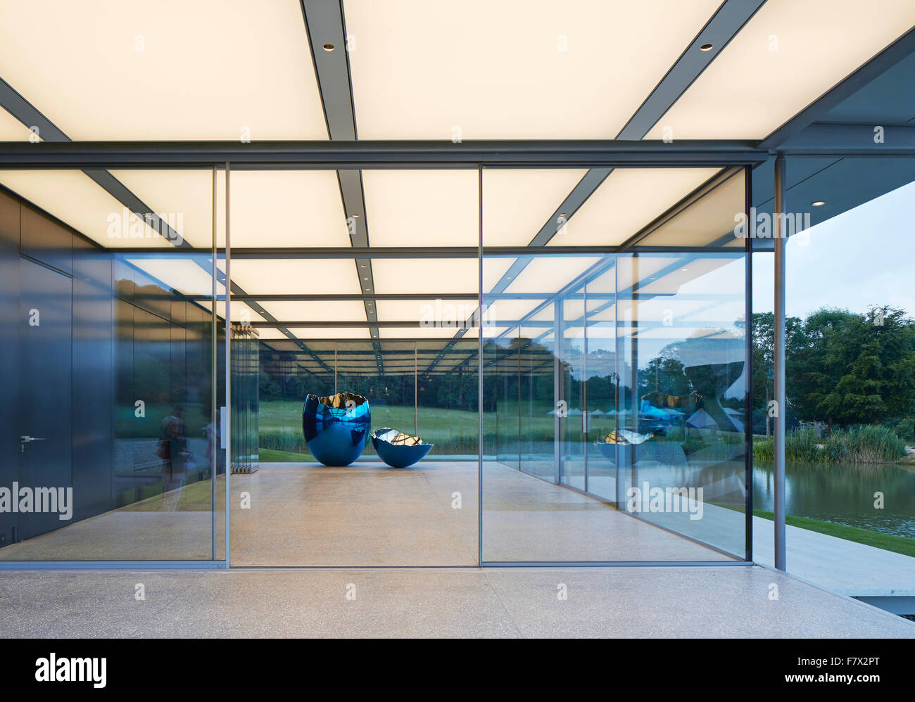 Pavillon de verre avec la sculpture de Jeff Koons. Pavillon de l'île et la passerelle, High Wycombe, Royaume-Uni. Architecte : Snell Associa Banque D'Images