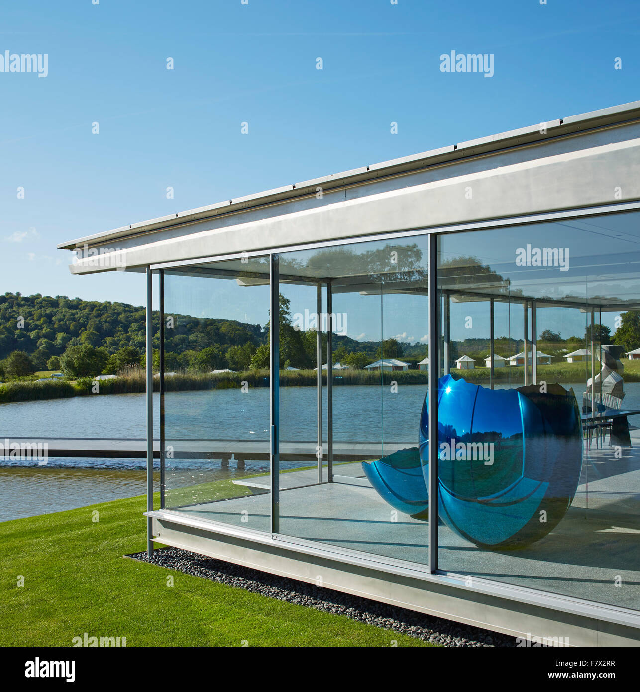 Élévation latérale avec lac, pavillon de verre et la sculpture de Jeff Koons. Pavillon de l'île et la passerelle, High Wycombe, Royaume-Uni. Banque D'Images