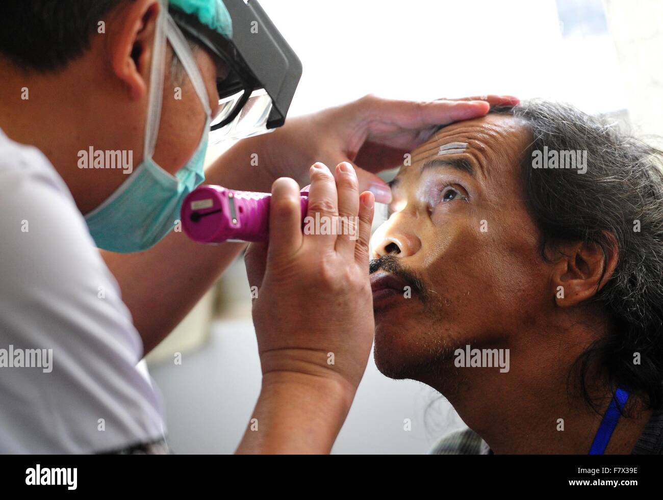 Jakarta, Indonésie. 19Th Mar, 2015. Un médecin examine un patient pendant une chirurgie de la cataracte dans un hôpital de Jakarta, Indonésie, le 3 décembre 2015. Gratuitement de la cataracte ont été effectuées par la police de la région de Jakarta pour les résidents qui ne peuvent pas se permettre la dépense. © Zulkarnain/Xinhua/Alamy Live News Banque D'Images