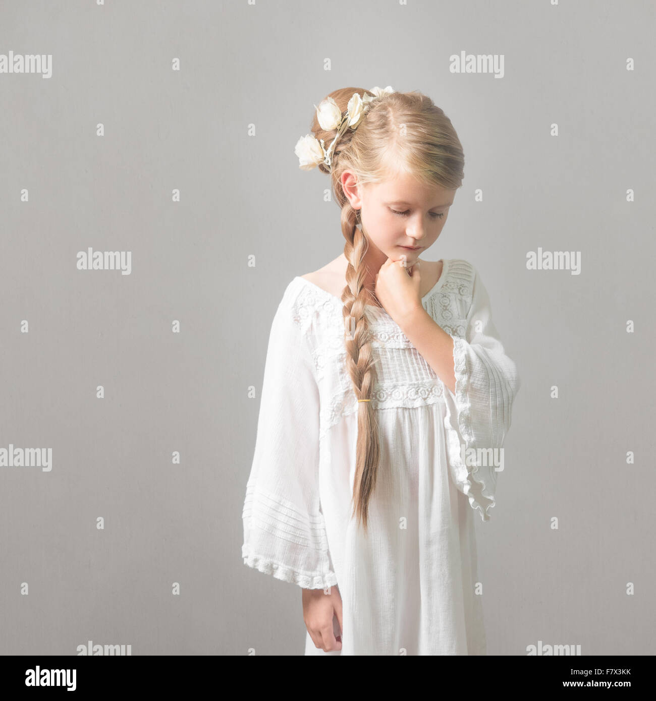 Portrait of girl looking pensive Banque D'Images